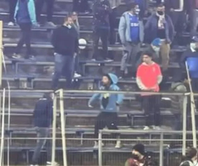 Torcedor da Universidad Católica faz gestos racistas direcionados a torcedores do Flamengo