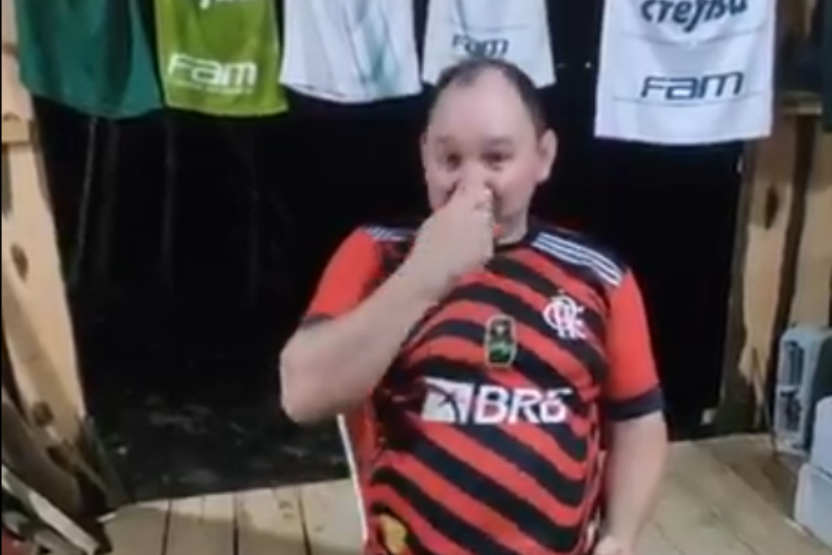 Vídeo! Torcedor do Palmeiras paga promessa e raspa o cabelo cantando hino do Flamengo Torcedor do Palmeiras paga promessa no tiktok