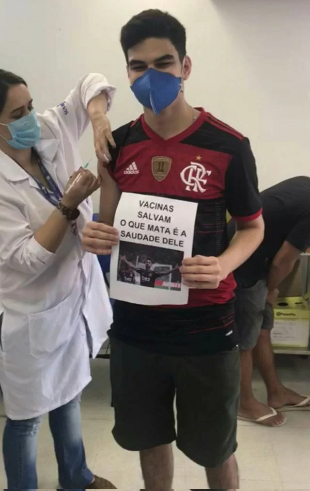 Torcedor toma vacina contra Covid-19 e exibe placa com saudades de Pablo Marí no Flamengo