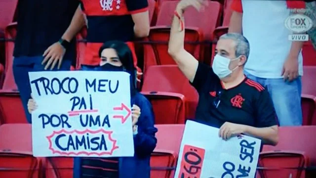 Torcedora do Flamengo exibe cartaz com os dizeres Troco o meu pai por uma camisa