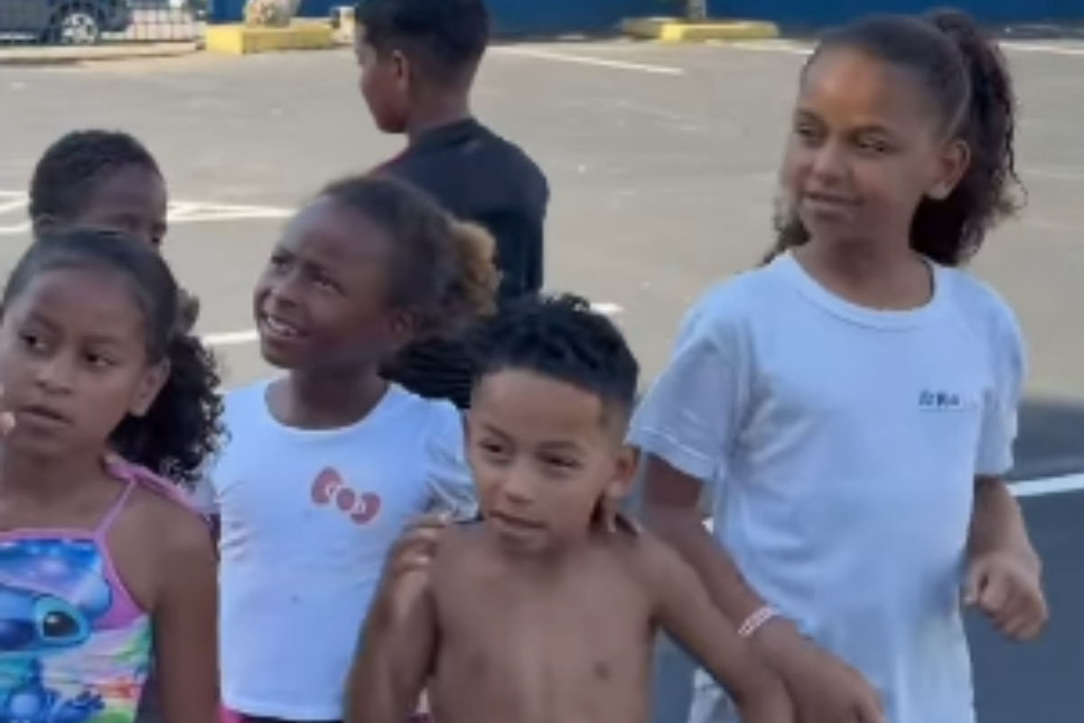 Vídeo: torcedora mirim do Flamengo viraliza nas redes e ganha camisa oficial Torcedora mirim do Flamengo