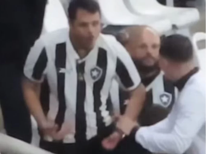 A decisão do Botafogo sobre o torcedor que fez gestos racistas em jogo contra o Palmeiras