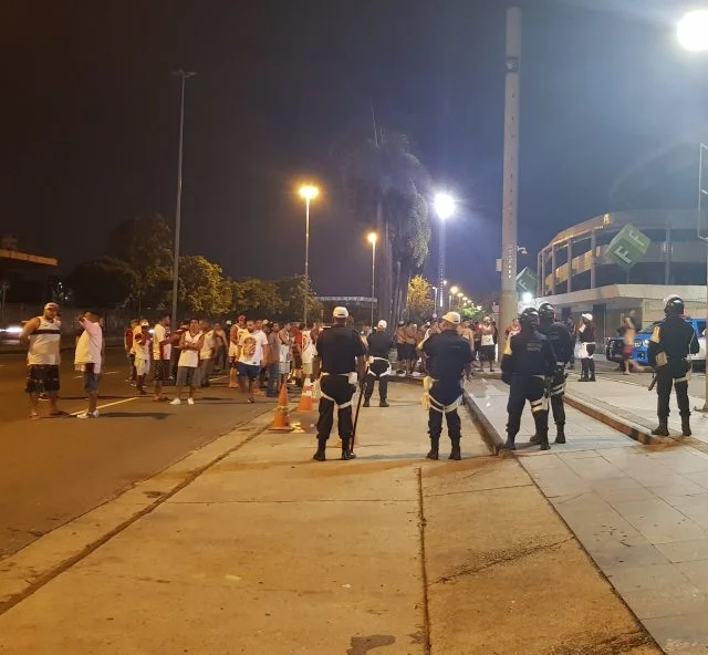 Torcedores do Flamengo durante protesto após eliminação na Copa Libertadores