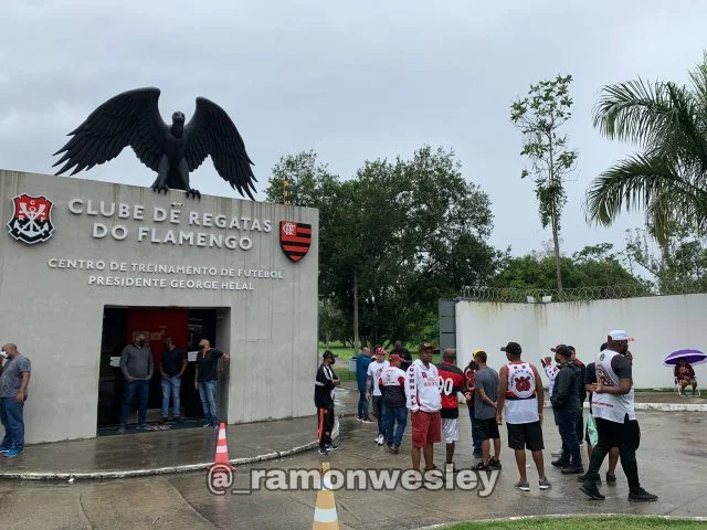 Torcedores do Flamengo no Ninho do Urubu em demonstração de apoio ao time