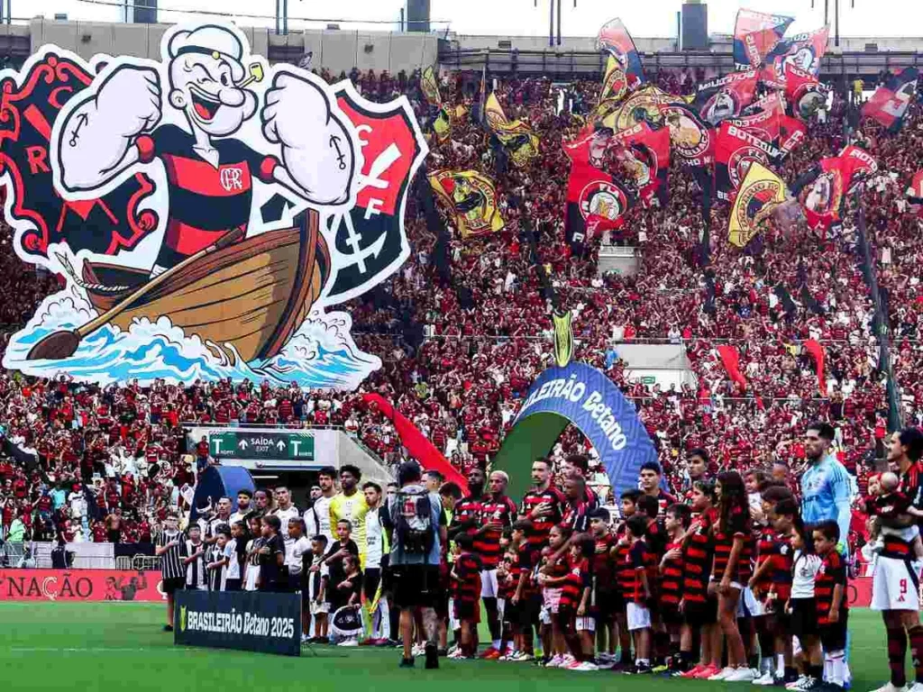 Torcida do Flamengo levanta mosaico em partida contra o Corinthians, no Maracanã - Foto: Gilvan de Souza/CRF