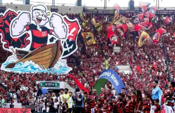 Torcida do Flamengo levanta mosaico em partida contra o Corinthians, no Maracanã - Foto: Gilvan de Souza/CRF