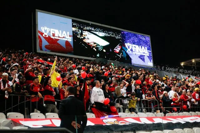 Torcida do Flamengo marca presença em Itaquera na final da Copa do Brasil