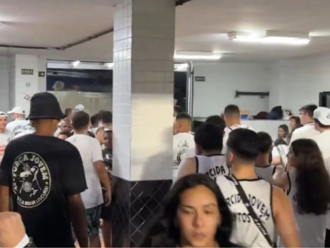 Vídeo: torcedores do Santos causam confusão generalizada após empate pela Copa do Brasil Torcida do Santos promove cenas de pânico na Vila Belmiro - Foto: Reprodução