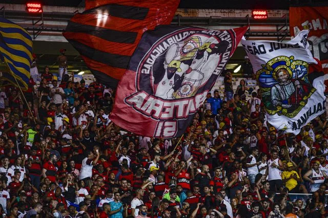 Torcida rubro-negra em jogo do Flamengo no Maracanã pelo Campeonato Brasileiro