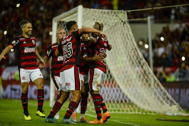 Victor Hugo, Arturo Vidal, Everton Cebolinha e Diego Ribas comemoram gol marcado pelo Flamengo no Brasileirão