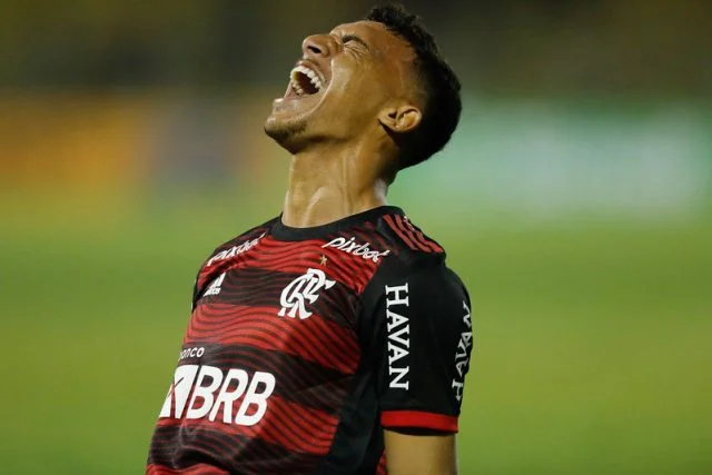 Victor Hugo marca primeiro gol como profissional no dia de seu aniversário