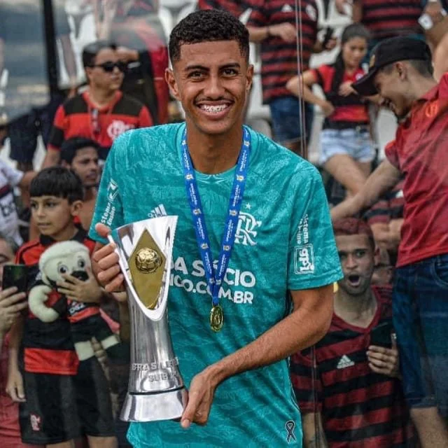 Victor Hugo segurando o troféu do Campeonato Brasileiro Sub-20