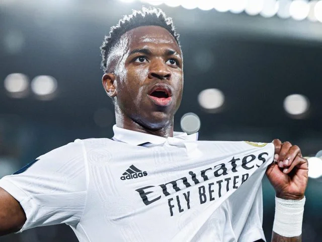 Vinicius Júnior exibe o escudo do Real Madrid após marcar um gol pelo time da Espanha