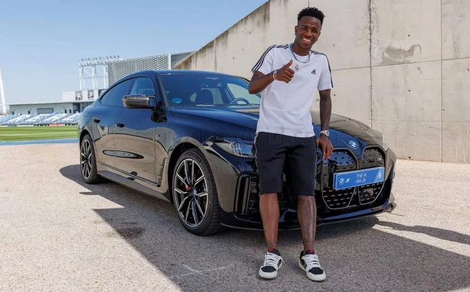 Vídeo: Vinícius Júnior ganha carro de luxo da BMW, patrocinadora do Real Madrid