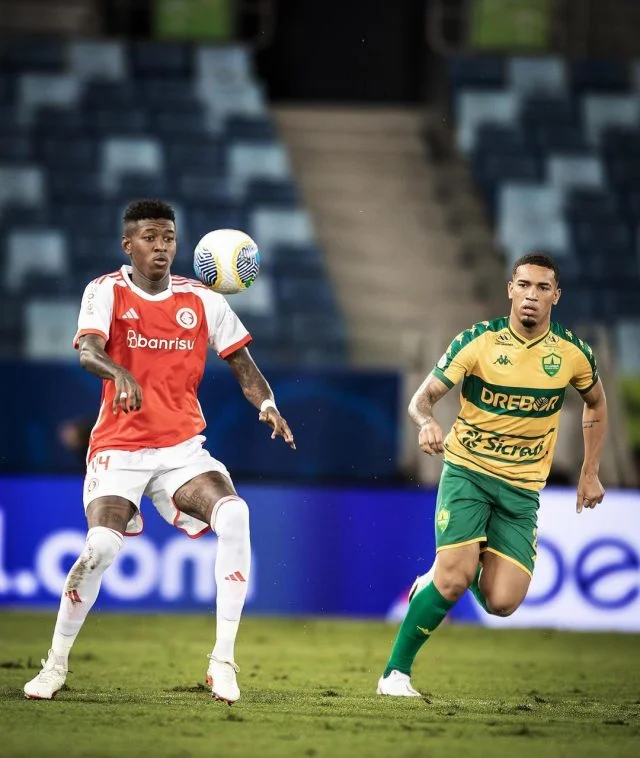 Vitão em ação pelo Internacional diante do Cuiabá pelo Brasileirão 2024