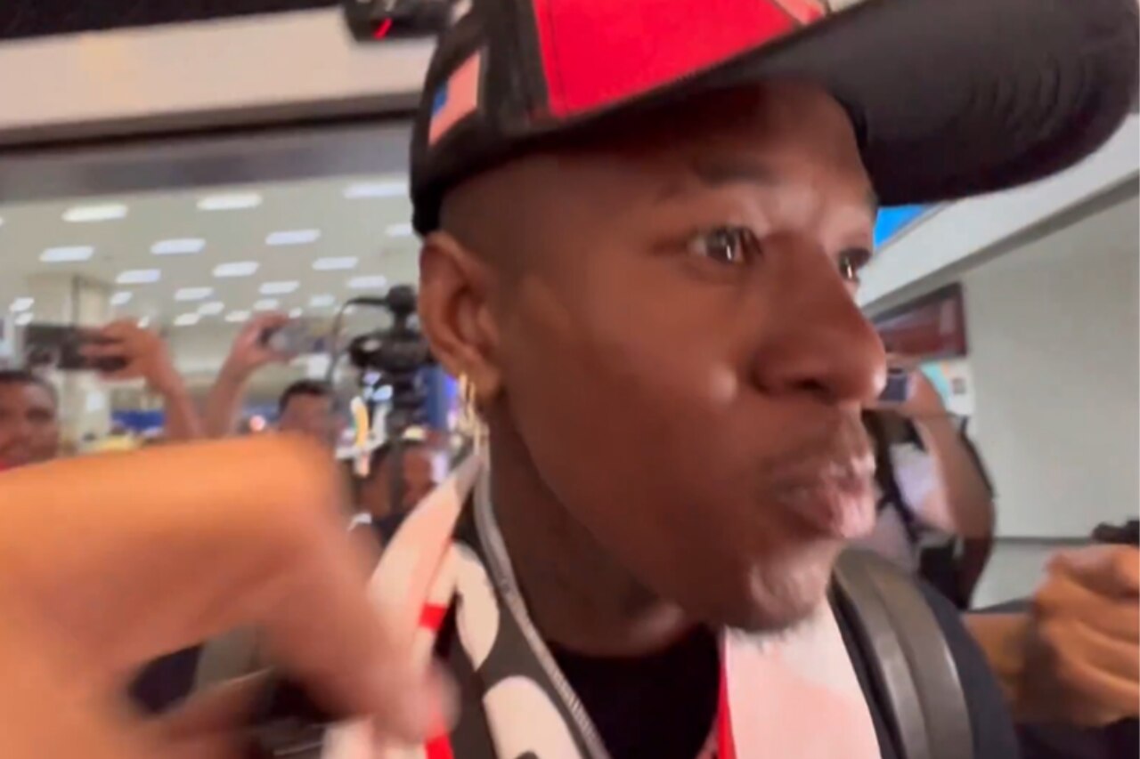 Reforço! A declaração de Vitão direcionada a Filipe Luís, do Flamengo Vitão no desembarque no Aeroporto do Galeão para assinar com o Flamengo