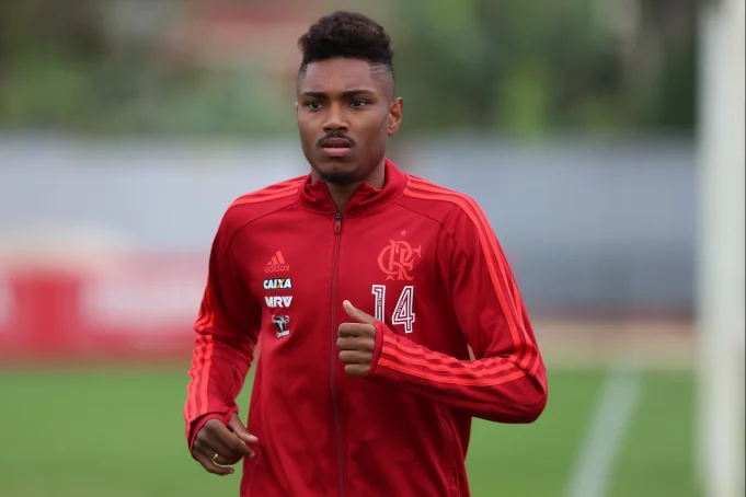 Atacante do Flamengo recebe duas propostas da China, mas diretoria descarta