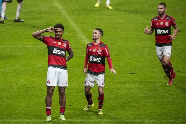 Vitinho comemora após marcar gol pelo Flamengo contra o Grêmio na Copa do Brasil