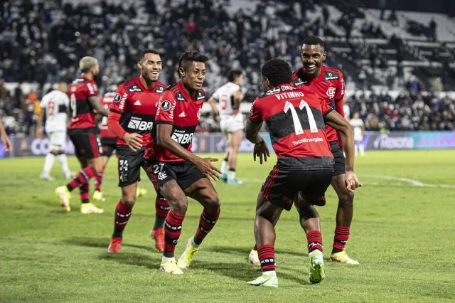 Vitinho comemorando gol marcado pelo Flamengo contra o Olimpia na Copa Libertadores 2021