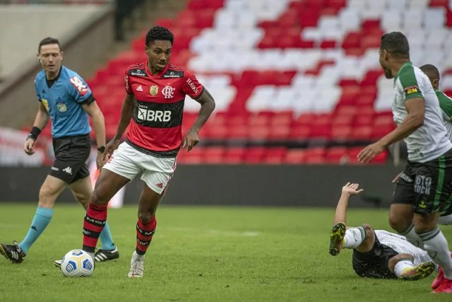 Vitinho, do Flamengo, durante o duelo com o América-MG, pelo Campeonato Brasileiro de 2021
