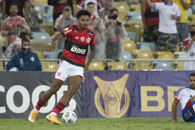 Vitinho durante o jogo entre Flamengo e Bahia pelo Campeonato Brasileiro de 2021
