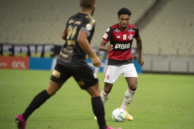 Comentarista ofende atacante do Flamengo e clube emite nota de repúdio