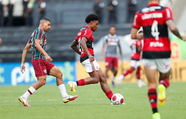 Vitinho em ação pelo Flamengo contra o Fluminense pelo Campeonato Carioca 2022