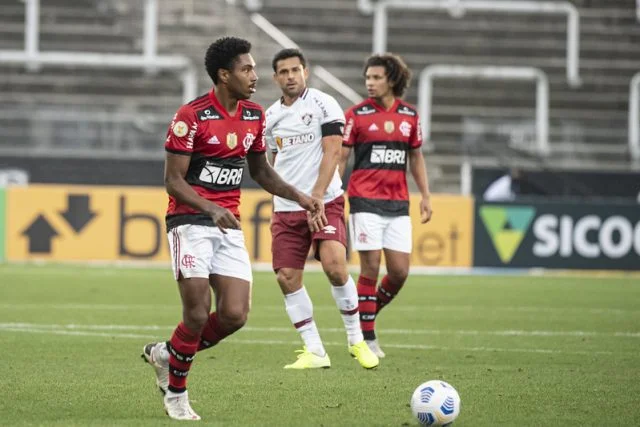 Vitinho em ação pelo Flamengo diante da equipe do Fluminense pelo Campeonato Brasileiro da temporada de 2021