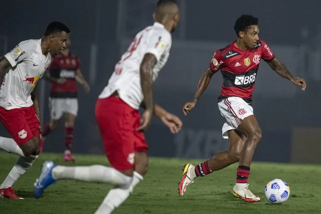 Vitinho em ação pelo Flamengo durante a partida contra o Bragantino pelo Campeonato Brasileiro da temporada de 2021