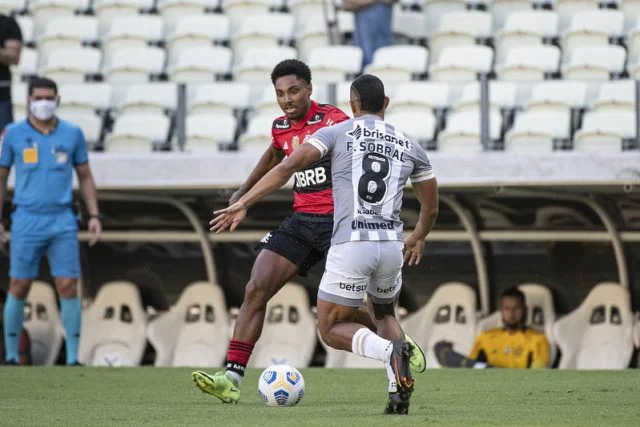 Vitinho em ação pelo Flamengo durante a partida contra o Ceará pelo Campeonato Brasileiro da temporada de 2021