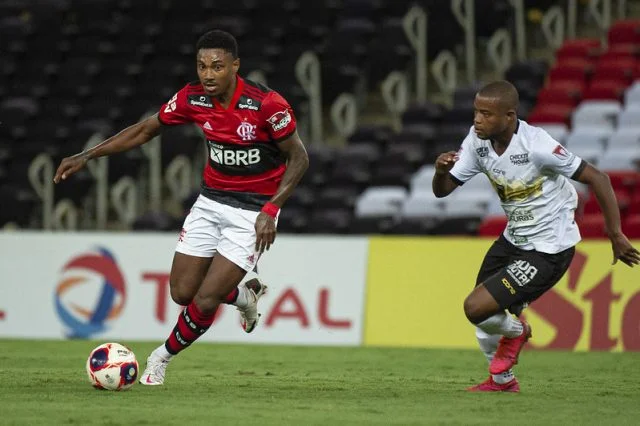 Vitinho em ação pelo Flamengo durante a partida contra o Volta Redonda no Campeonato Carioca de 2021