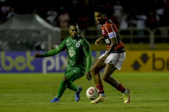 Vitinho em ação pelo Flamengo durante o jogo contra o Boavista no Campeonato Carioca de 2022