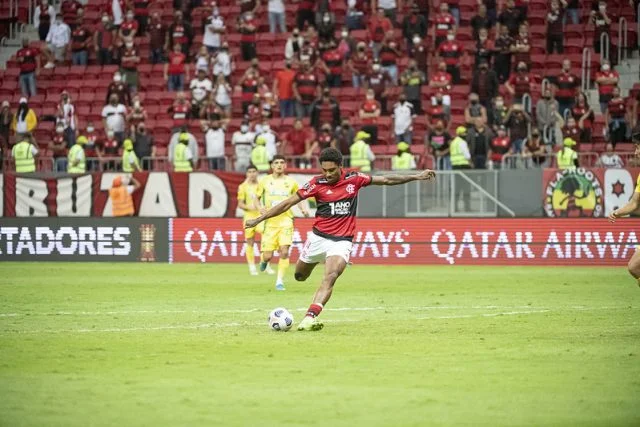 Vitinho em ação pelo Flamengo durante o jogo contra o Defensa y Justicia pela Copa Libertadores da temporada de 2021
