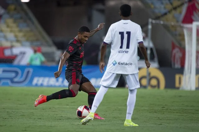 Vitinho em ação pelo Flamengo durante o jogo contra o Resende no Campeonato Carioca de 2021