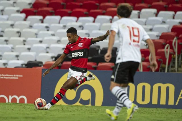 Vitinho em ação pelo Flamengo durante o jogo contra o Vasco no Campeonato Carioca de 2021