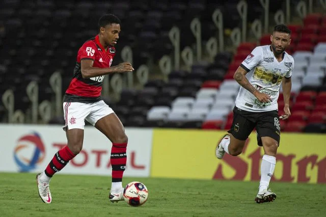 Vitinho em ação pelo Flamengo durante o jogo contra o Volta Redonda no Campeonato Carioca de 2021