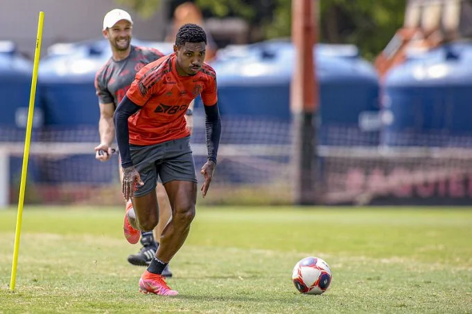 Com Gabi e sem Arrasca, elenco do Flamengo se reapresenta no Ninho