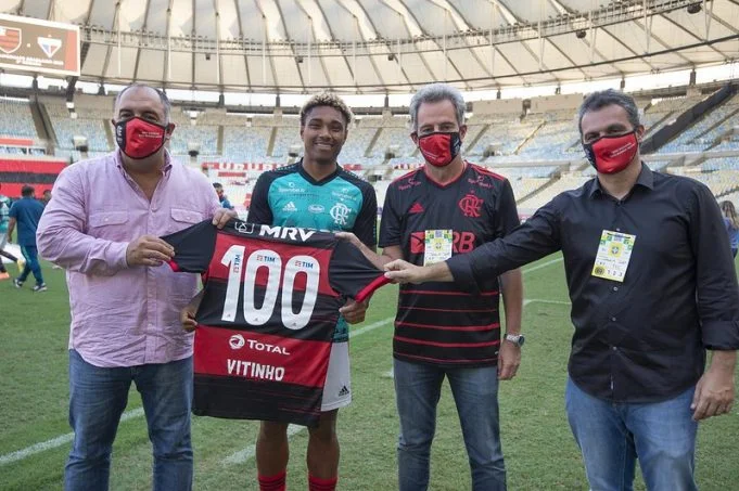 Vitinho recebe homenagem pelos 100 jogos no Flamengo