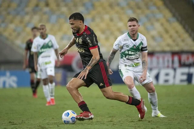 Vitor Gabriel em ação pelo Flamengo contra o Juventude pelo Campeonato Brasileiro 2021