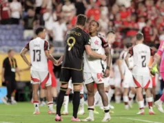 Wallace Yan e Giroud se cumprimentando (Foto: Reprodução/LAFC)