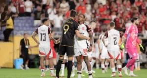 Wallace Yan e Giroud se cumprimentando (Foto: Reprodução/LAFC)