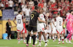 Wallace Yan e Giroud se cumprimentando (Foto: Reprodução/LAFC)