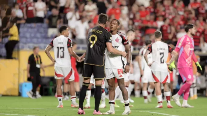 Craque Neto indica futuro dos brasileiros na Copa do Mundo de Clubes Wallace Yan e Giroud se cumprimentando (Foto: Reprodução/LAFC)
