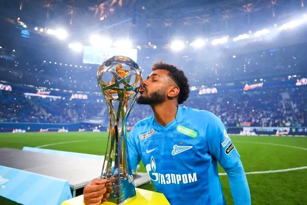 Zenit vence e cola no líder com assistências de Wendel e gol de