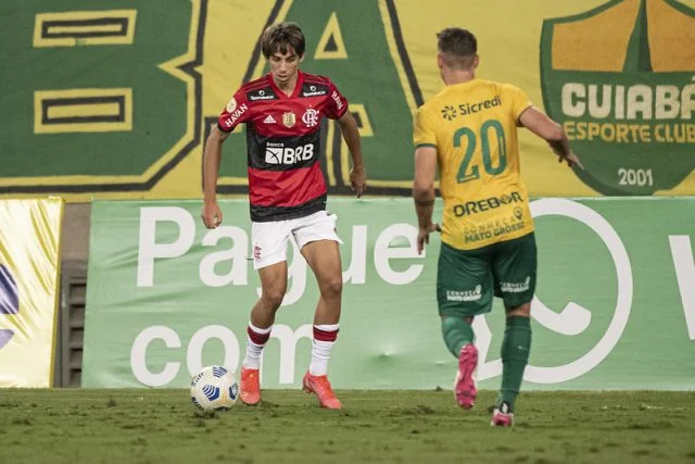 Werton em ação pelo Flamengo diante da equipe do Cuiabá pelo Campeonato Brasileiro da temporada de 2021