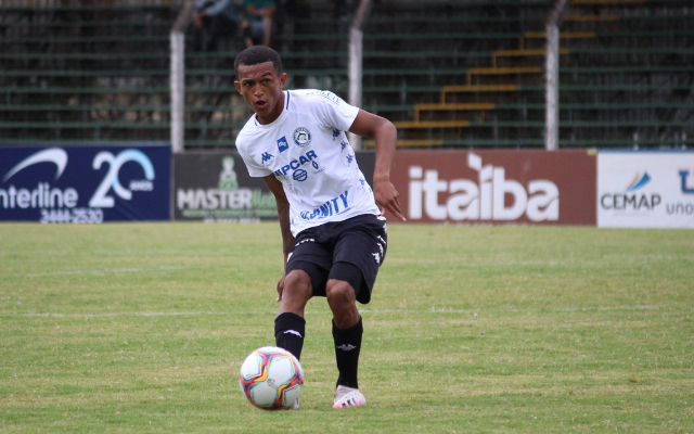 Flamengo contrata lateral-direito do Atlético Tubarão