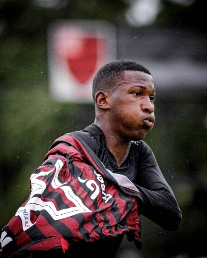 Flamengo encaminha renovação contratual com destaque da base