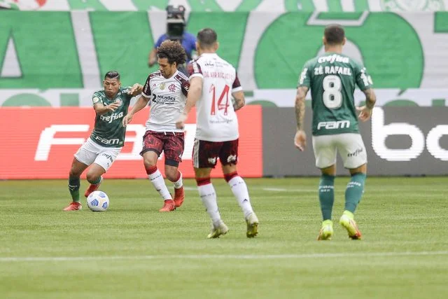 Willian Arão e Arrascaeta em ação pelo Flamengo contra o Palmeiras pelo Campeonato Brasileiro 2021