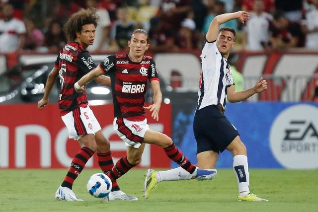 Willian Arão e Filipe Luís em partida do Flamengo contra o Talleres pela Libertadores 2022
