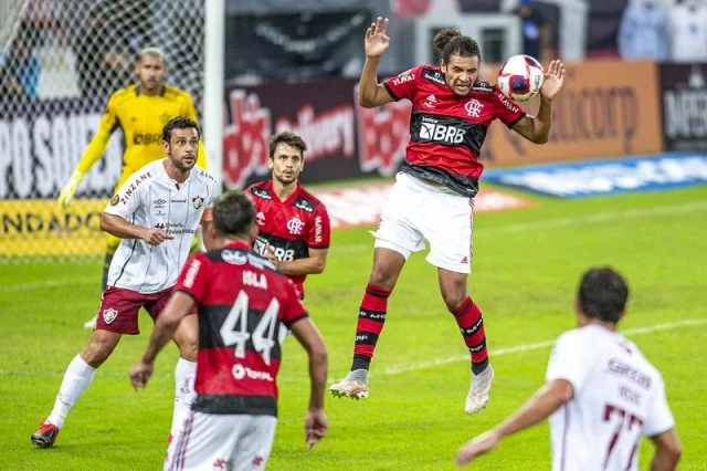 Willian Arão e Rodrigo Caio em açaõ pelo Flamengo na Final do Campoenato Carioca 2021
